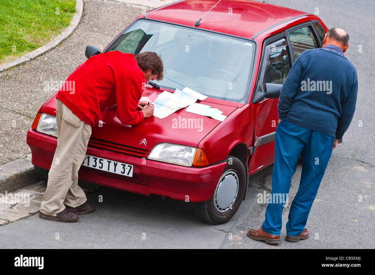 Los conductores de automóviles rellenando formularios de reclamaciones de seguros de automóvil - Francia. Foto de stock