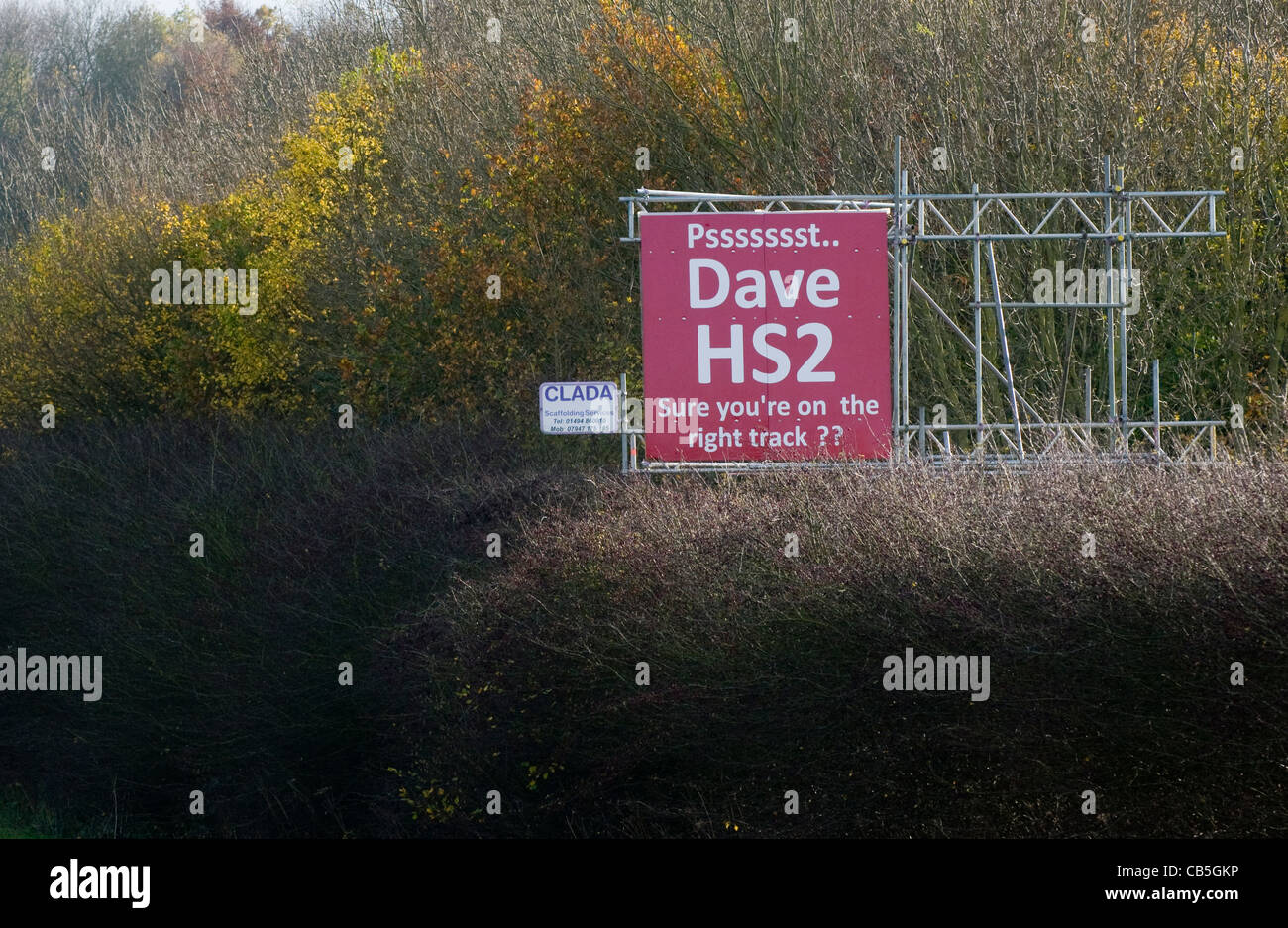 Firmar en la A413 cerca de Amersham, instando a 'Dave' al Primer Ministro a que reconsidere la propuesta de HS2 rampa planes. Foto de stock
