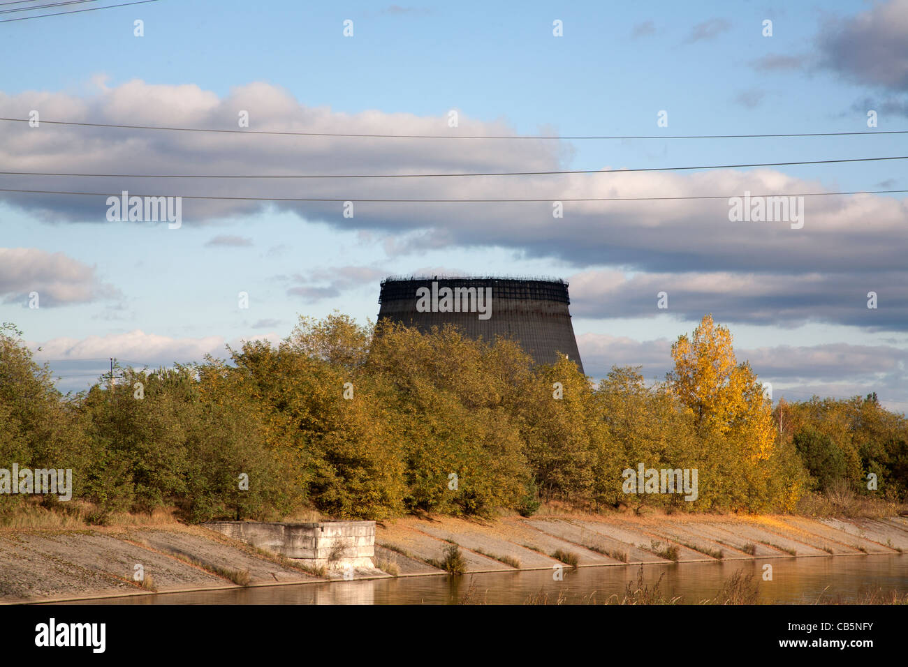 La torre de refrigeración para el Chernobyl inconclusa de los reactores 5 y 6 en el río Prypiat o Pripyat Ucrania Chernobyl Foto de stock