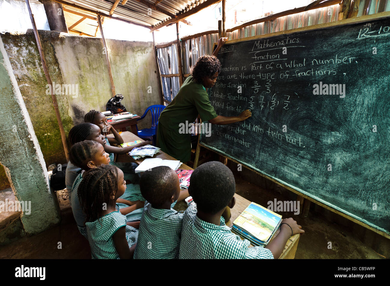 Los niños en un aula, en Freetown, Sierra Leona. Foto de stock