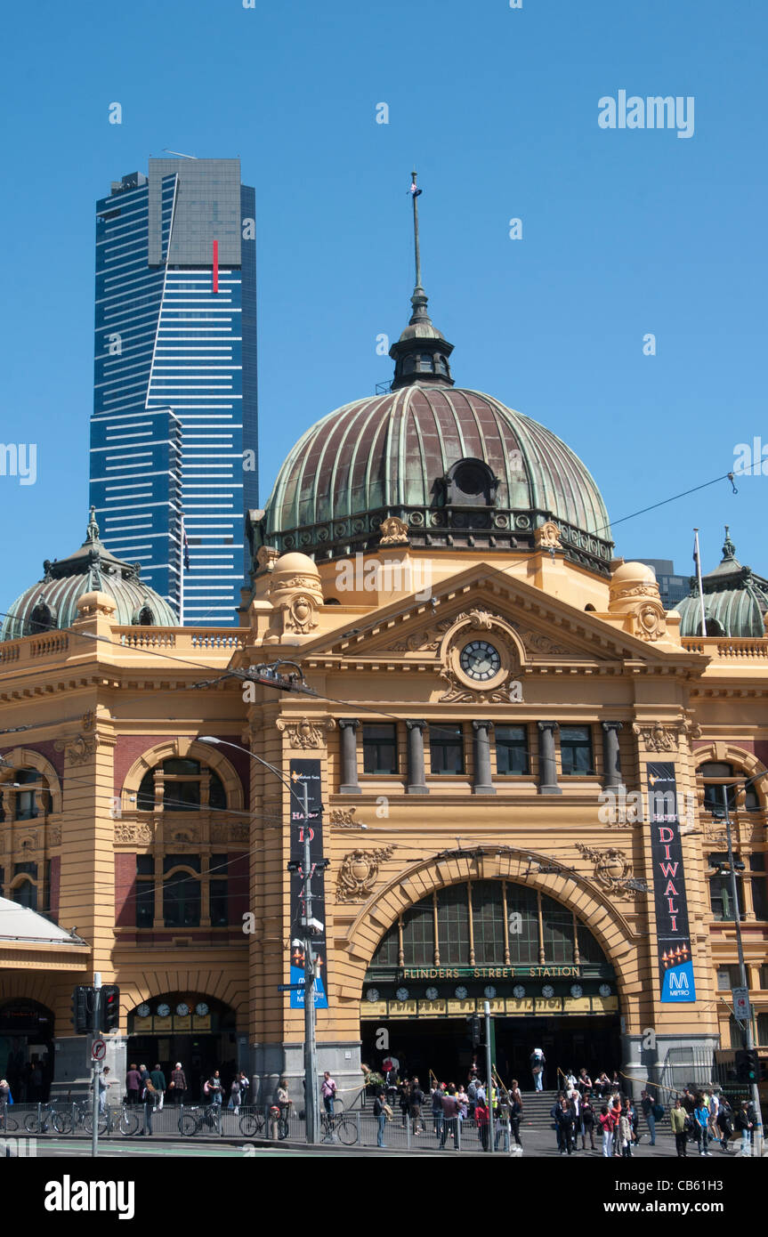 La estación de Flinders Street, Melbourne, con la Torre Eureka levantándose detrás Foto de stock