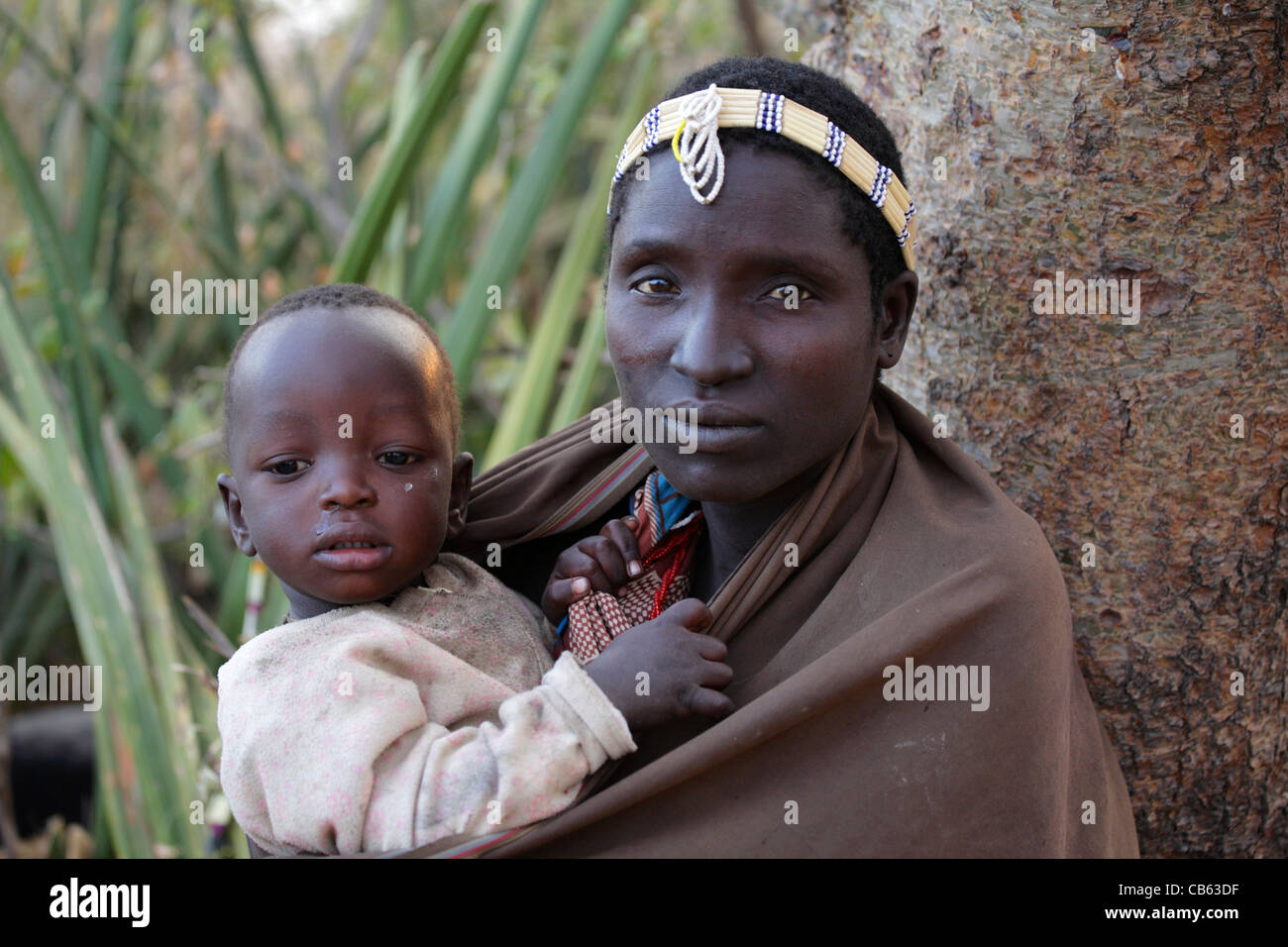 Hadza mujer con su niño, grupo étnico que vive en la zona del lago Eyasi, Tanzania Foto de stock