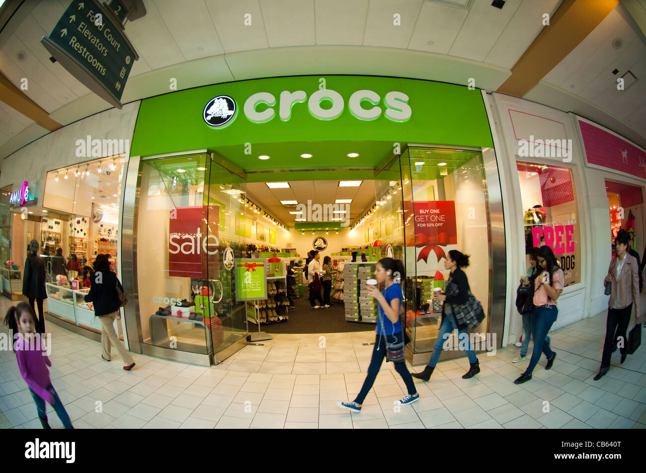 Un Crocs store en un centro comercial en el barrio de Queens, en Nueva York  Fotografía de stock - Alamy
