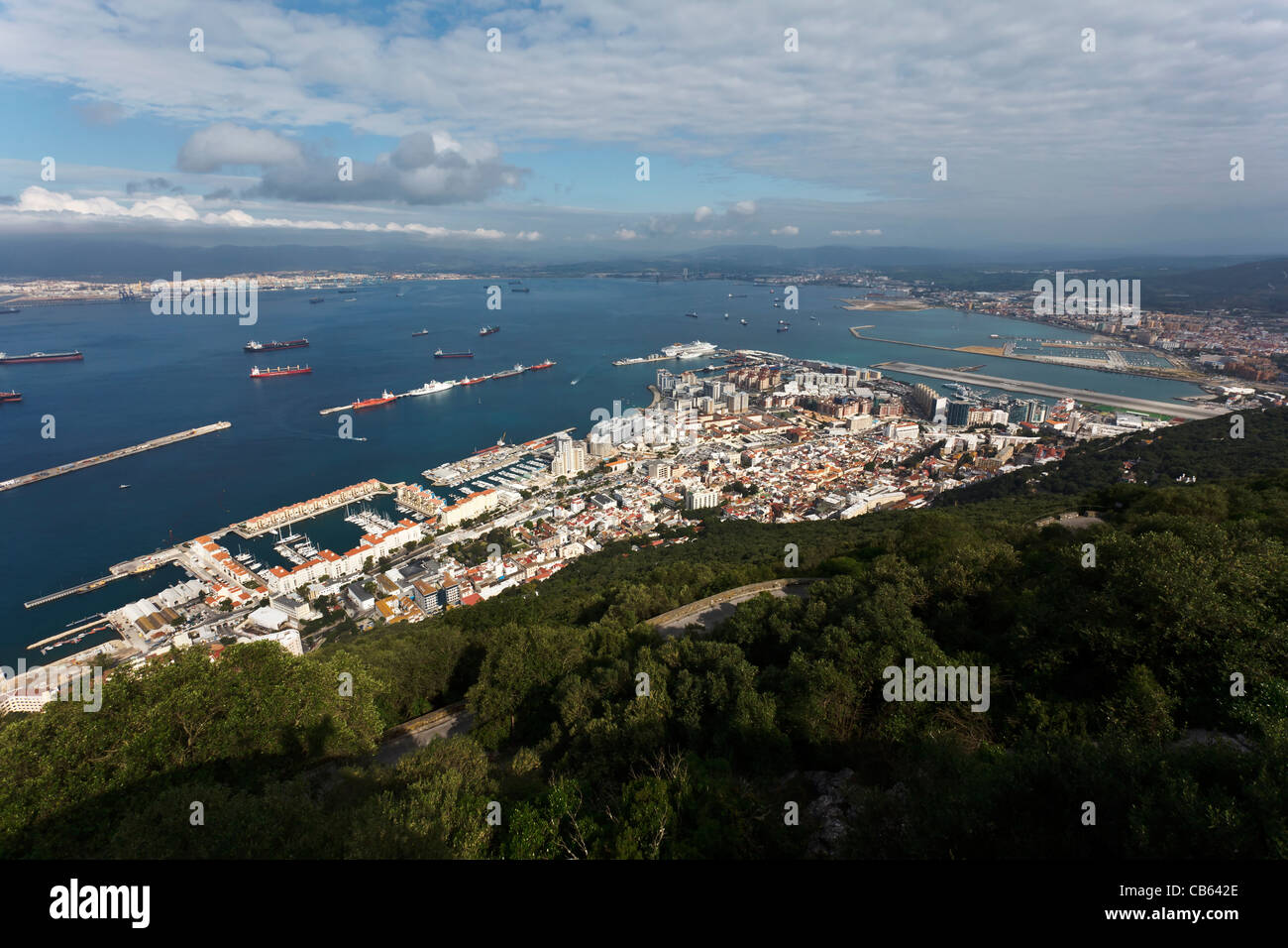 Una vista de la ciudad de Gibraltar desde la cima de la roca de Gibraltar Foto de stock