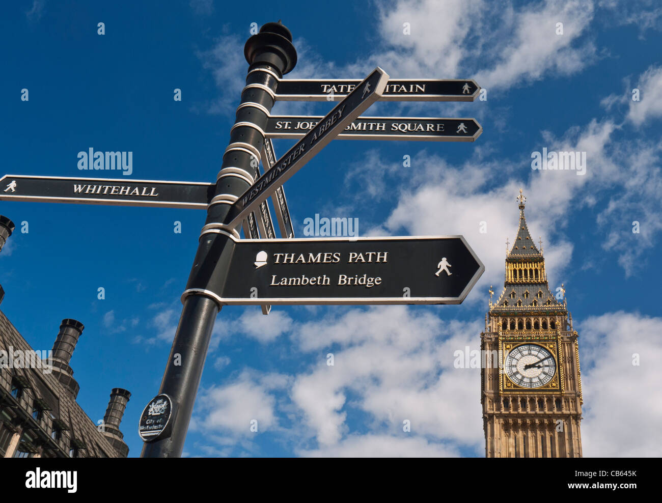 El camino del Támesis cartel en Westminster dirigiendo a los visitantes a diversos puntos de interés el Big Ben de fondo, Londres, Gran Bretaña. Foto de stock