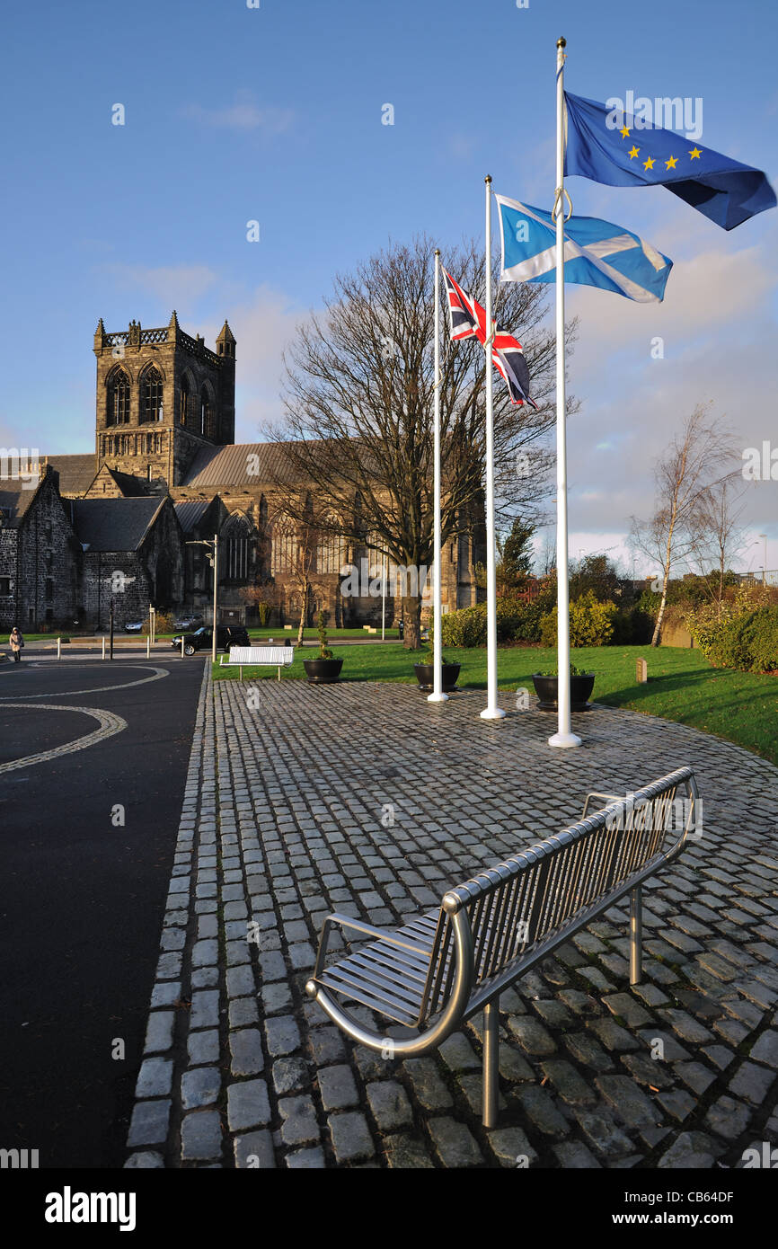 Tres banderas dominan la vista de la Catedral de Paisley Foto de stock