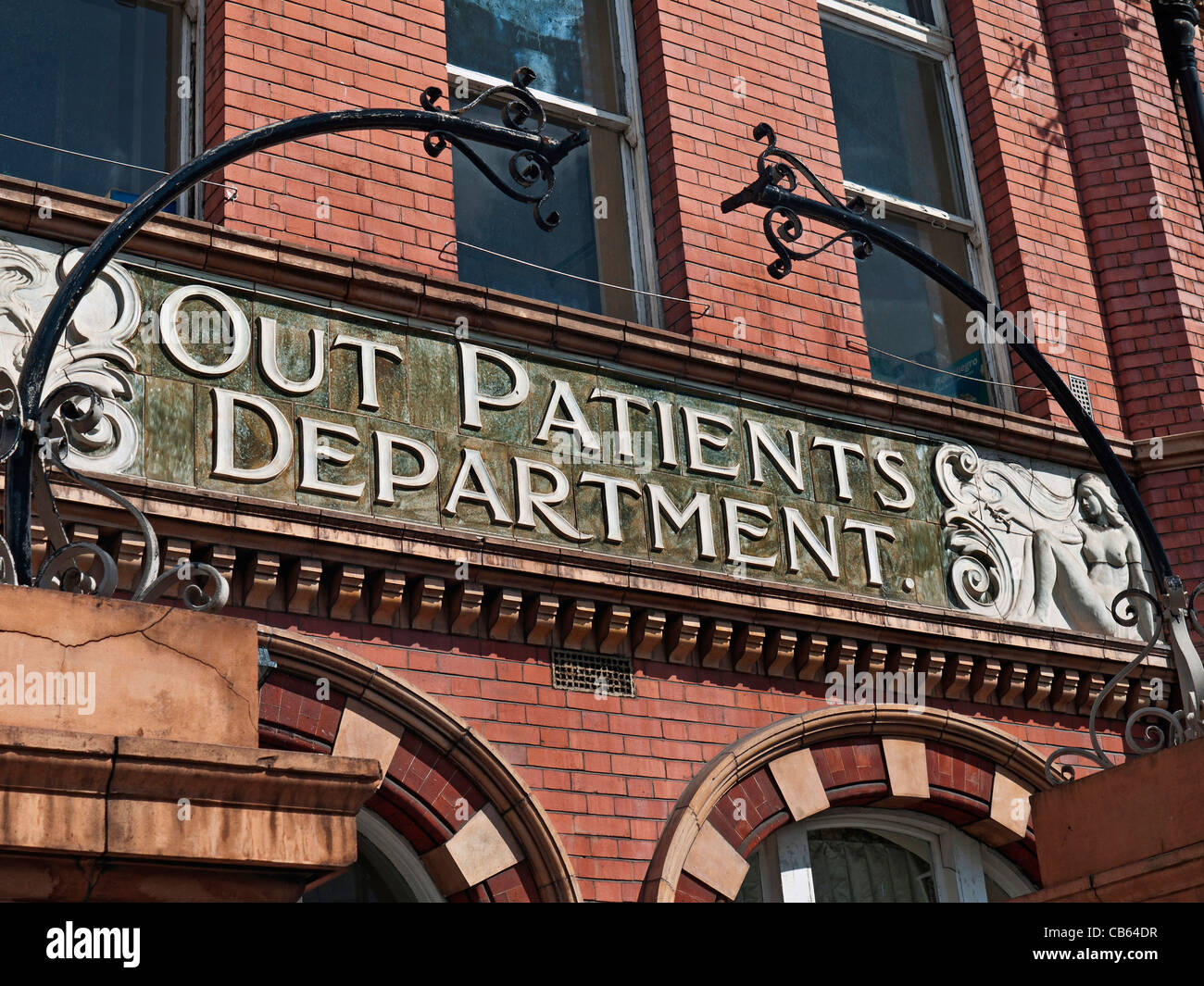 "Victoriano ornamentado Departamento de Pacientes Ambulatorios ' signo exterior de entrada al hospital NHS London UK Foto de stock