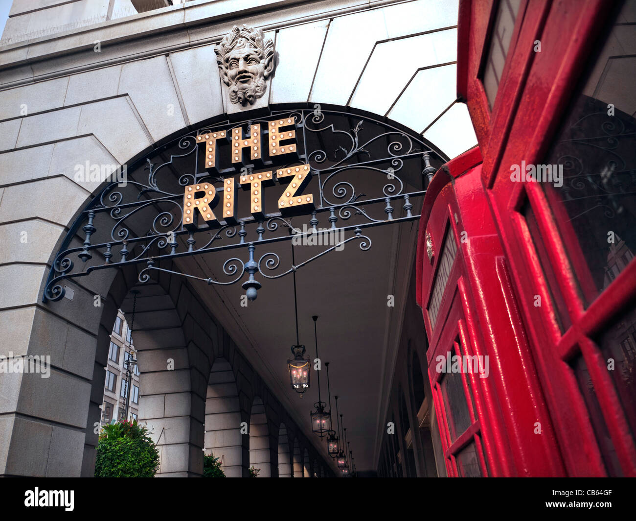 El Hotel Ritz de Londres en un hotel de lujo de 5 estrellas situado en Piccadilly, con cabinas de teléfono rojo tradicional conservado en primer plano, Londres, Gran Bretaña. Foto de stock