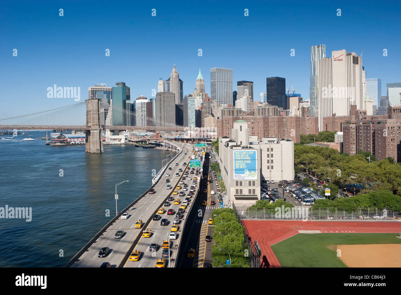 El tráfico en el FDR se mueve a lo largo del East River y el centro de Manhattan Foto de stock