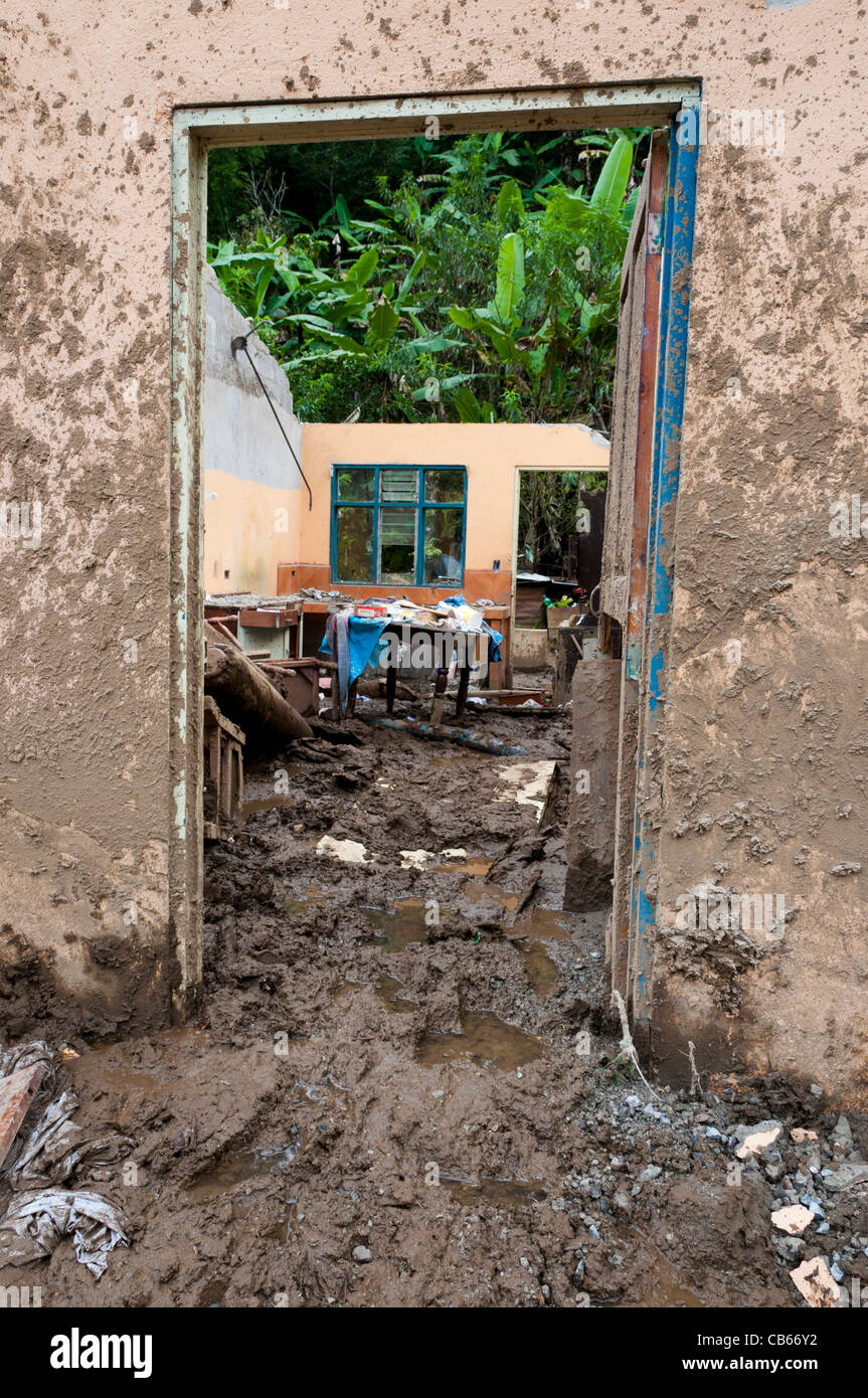 Desprendimientos tras las fuertes lluvias en el municipio de San Antonio de Escazú Valle Central de Costa Rica, noviembre de 2010 Foto de stock