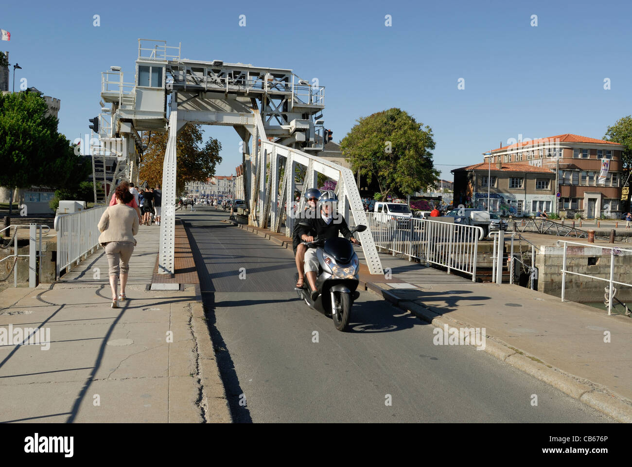 Bascule Gabut puente rodante está permitiendo la circulación de peatones y de vehículos para cruzar la vía fluvial hasta el puerto interior, La Rochelle Francia Europa Foto de stock