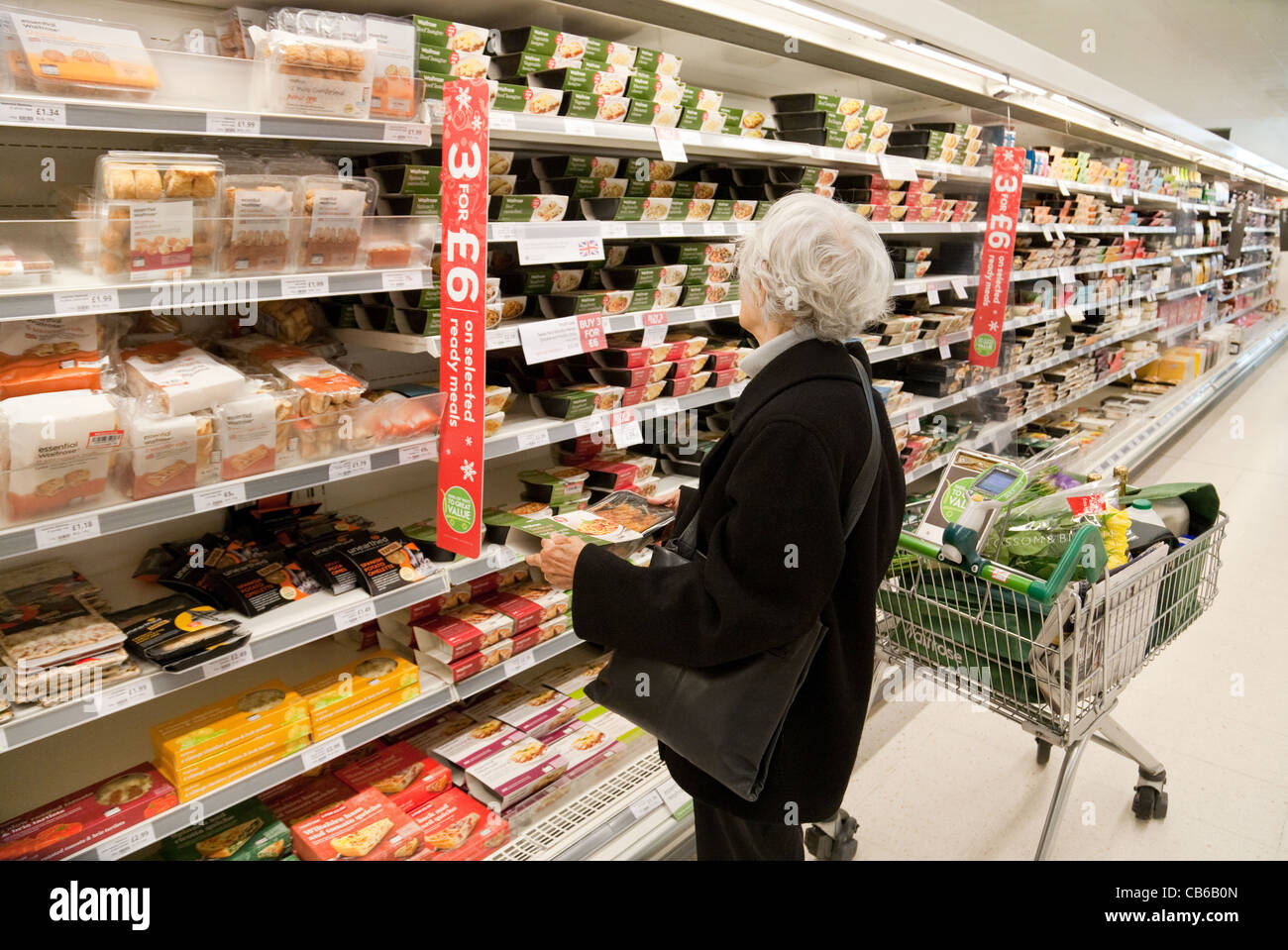 Anciana para compras de alimentos en el supermercado Waitrose UK Foto de stock