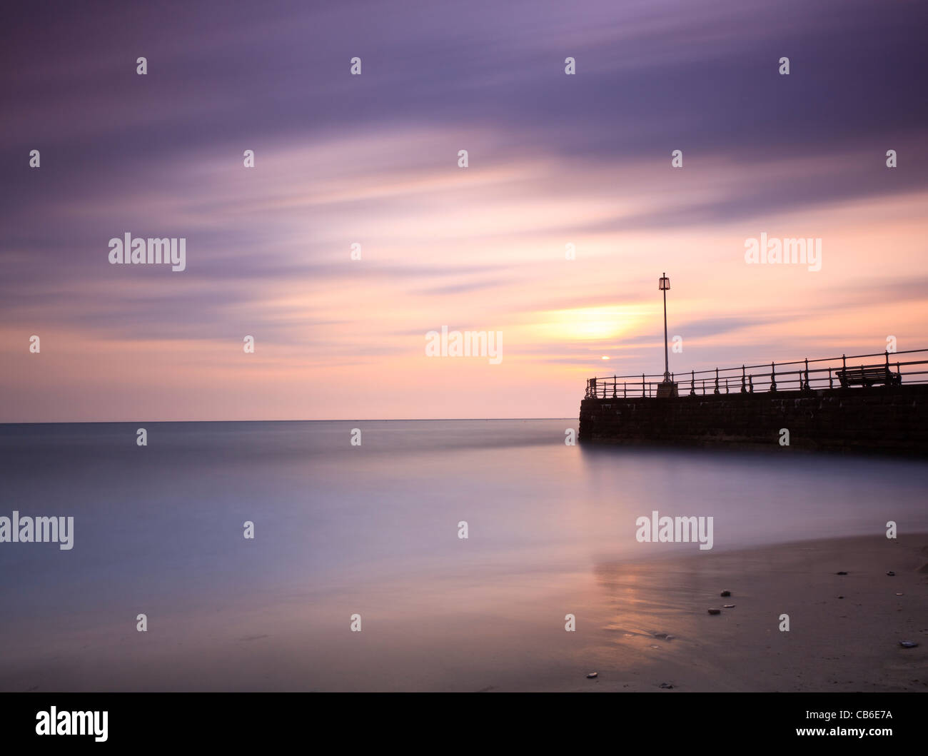 Amanecer sobre el Banjo Jetty, Swanage, Dorset, Reino Unido Foto de stock