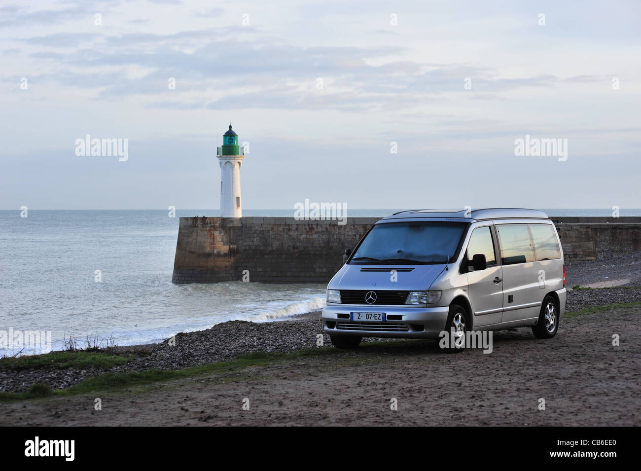 Normandía, Saint Valery en Caux ciudad, Mercedes Marco Polo en Seaside, camping-car al amanecer Foto de stock