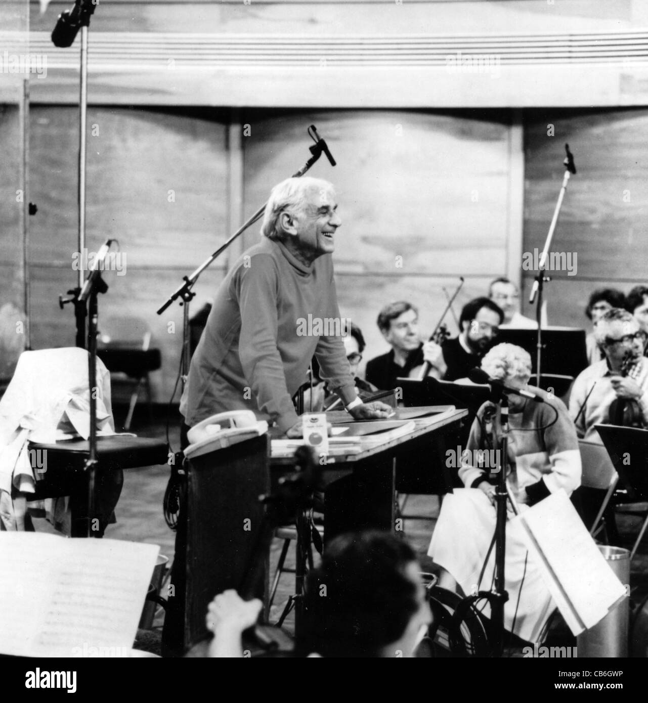 LEONARD Bernstein (1918-1990) foto promocional de American conductor Foto de stock