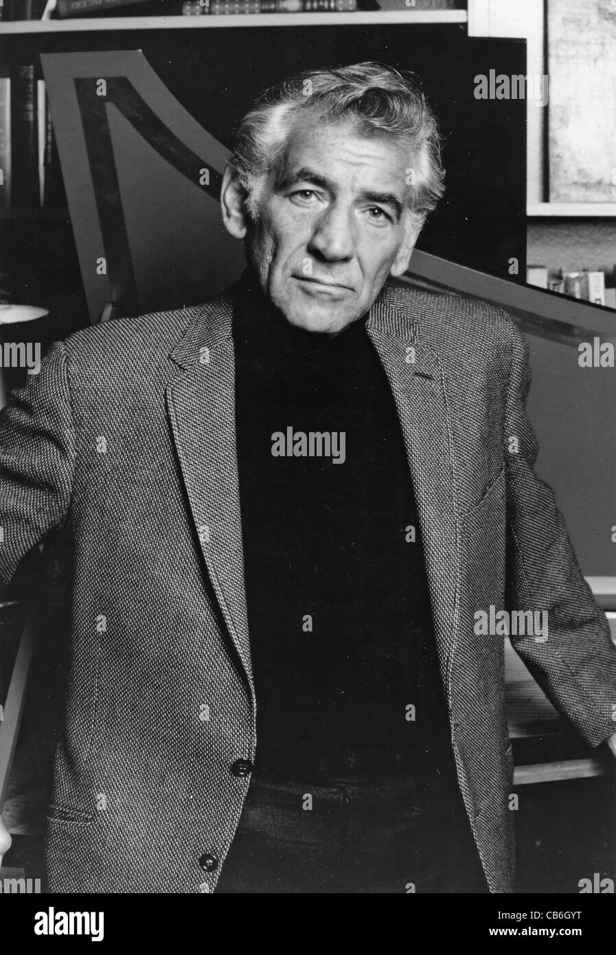 LEONARD Bernstein (1918-1990) foto promocional de American conductor Foto de stock