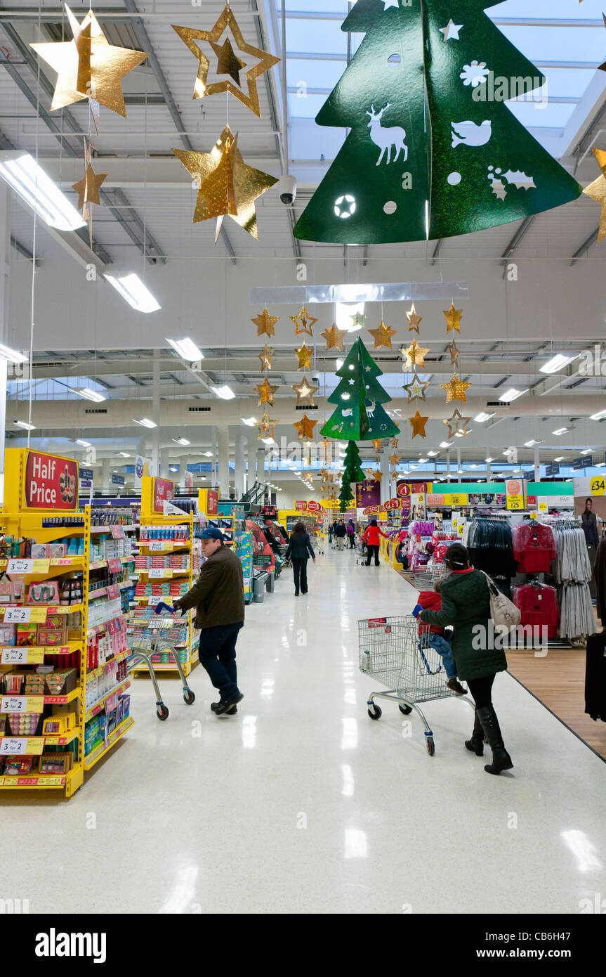 Los clientes en una tienda Tesco, decorado para la Navidad Fotografía de  stock - Alamy