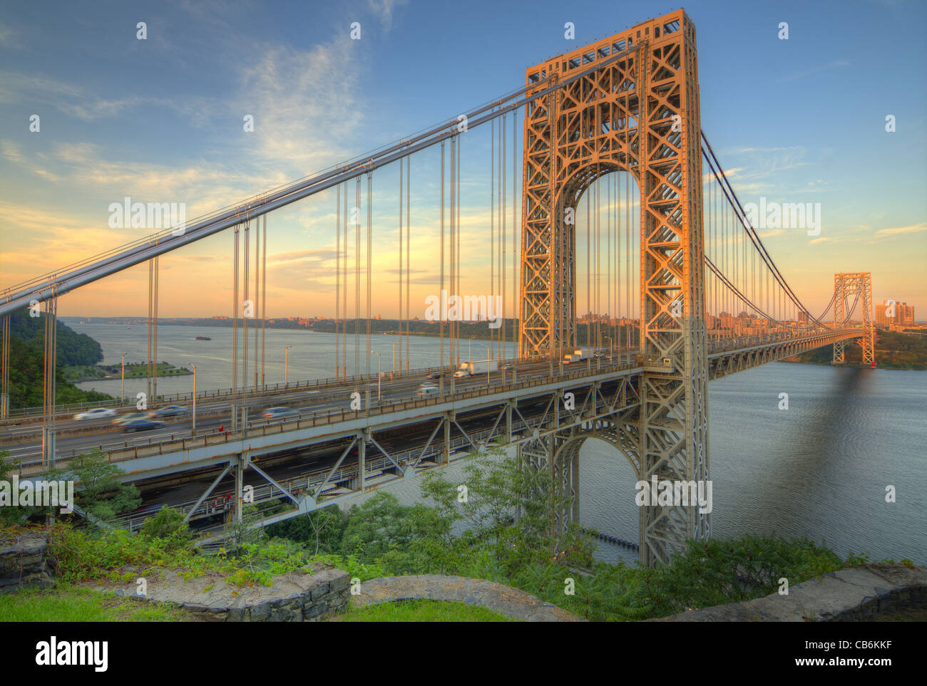 El Puente George Washington al Río Hudson al atardecer en la Ciudad de Nueva York. Foto de stock