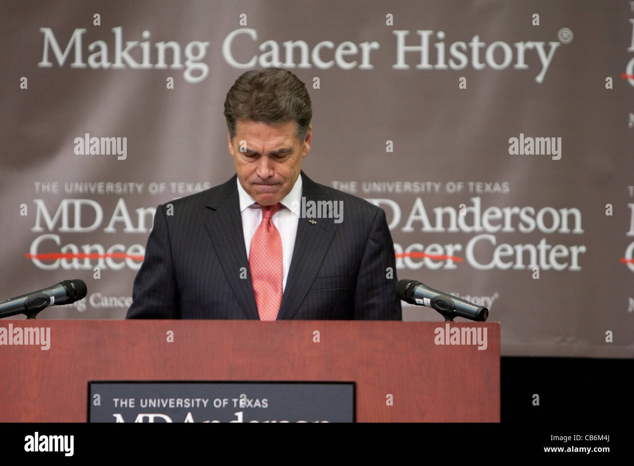 El Gobernador de Texas, Rick Perry, habla en el anuncio de una iniciativa en Cáncer M.D. Anderson Hospital en Houston, Texas, EE.UU. Foto de stock