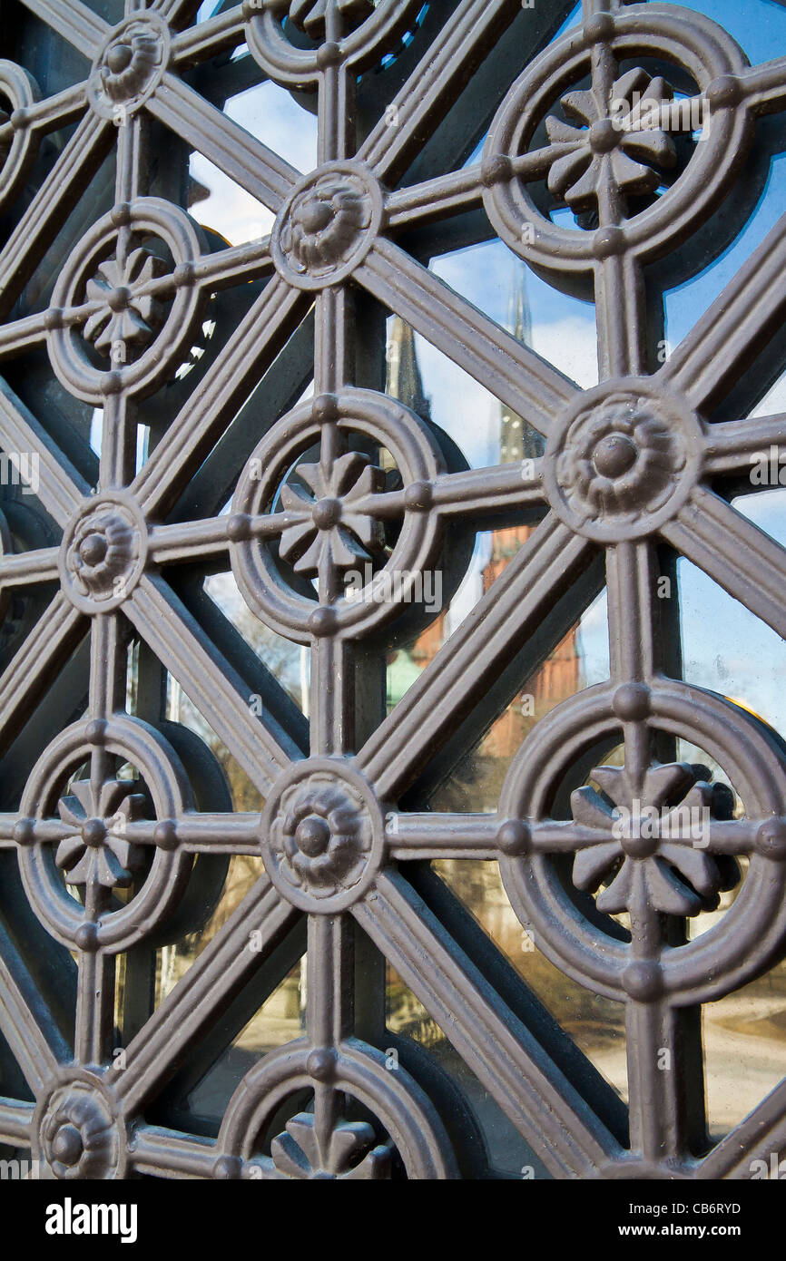 Puerta de la universidad y la reflexión de la catedral Foto de stock