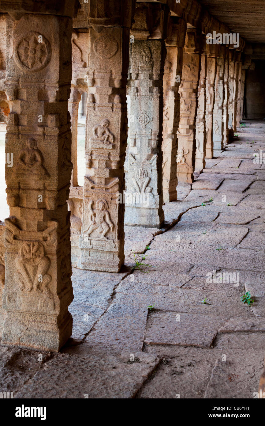 Las ruinas de Hampi escultura tallada columna de arquitectura Foto de stock