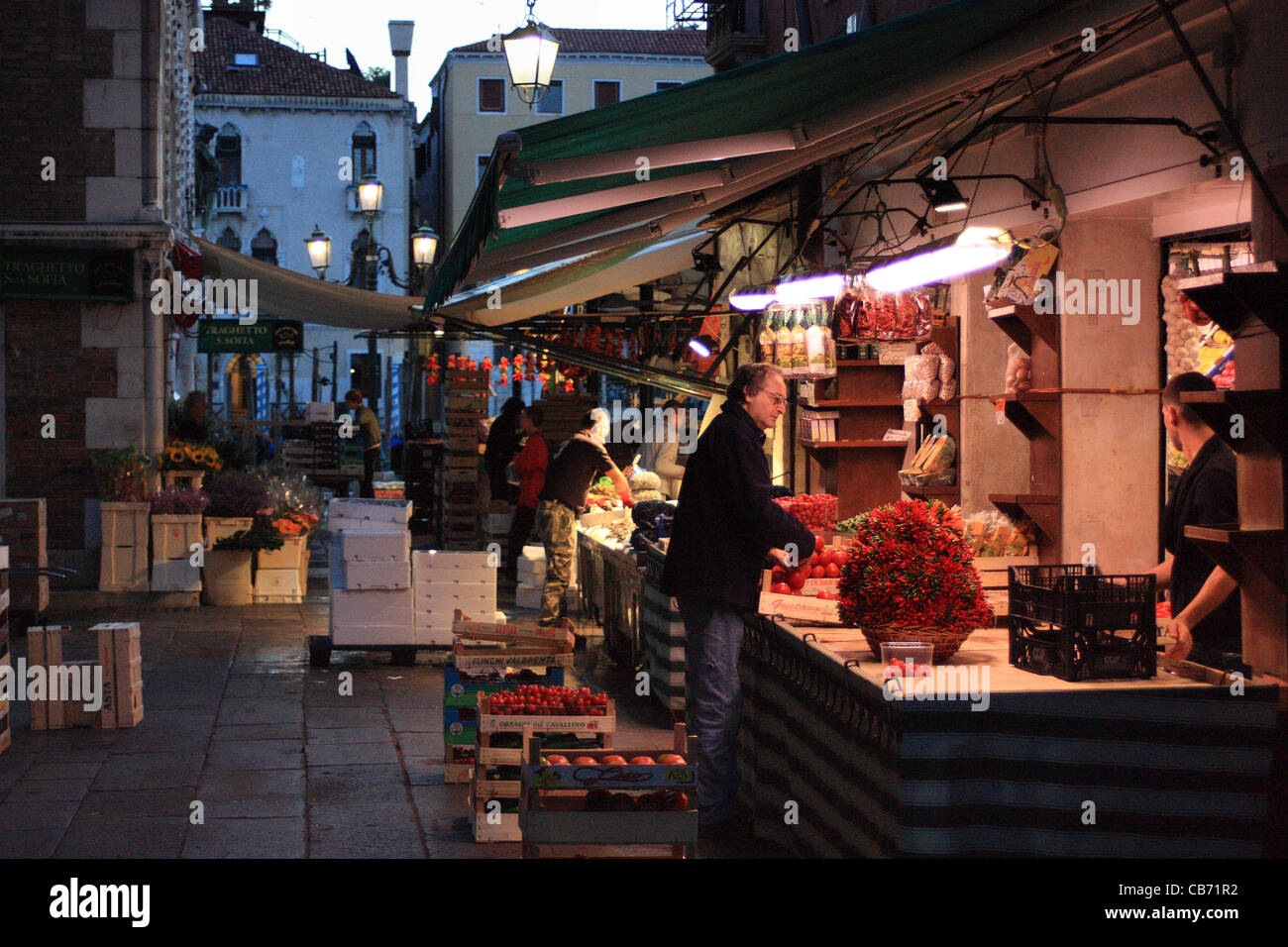 Temprano en la mañana - mercado de fruta y pescado de Rialto en Venecia, Italia Foto de stock