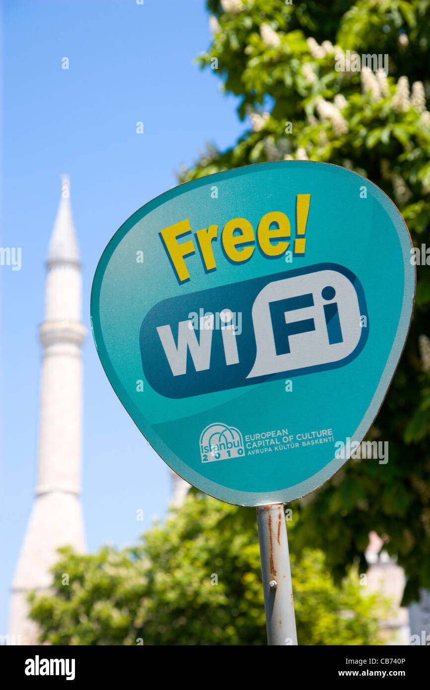 Turquía, Estambul, Sultanahmet, Haghia Sophia minarete detrás firmar por Wi Fi. Foto de stock