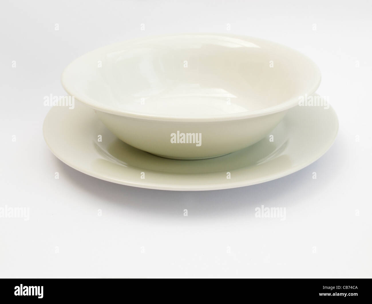 Tazón de Sopa china blanca fondo blanco. Foto de stock