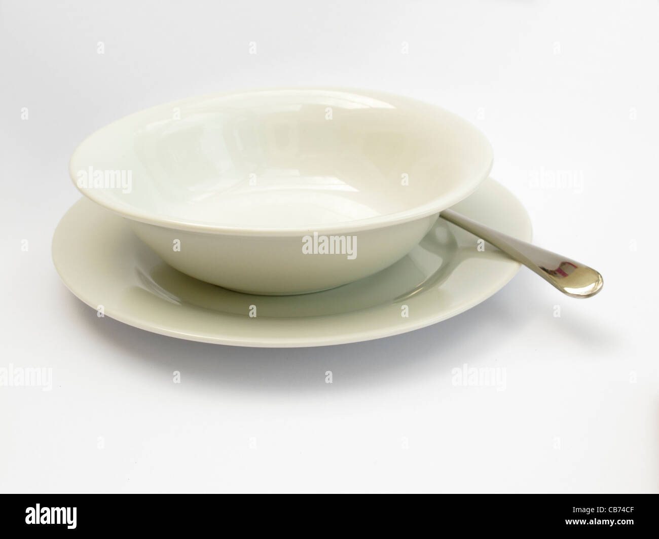 Tazón de Sopa china blanca cuchara y fondo blanco. Foto de stock