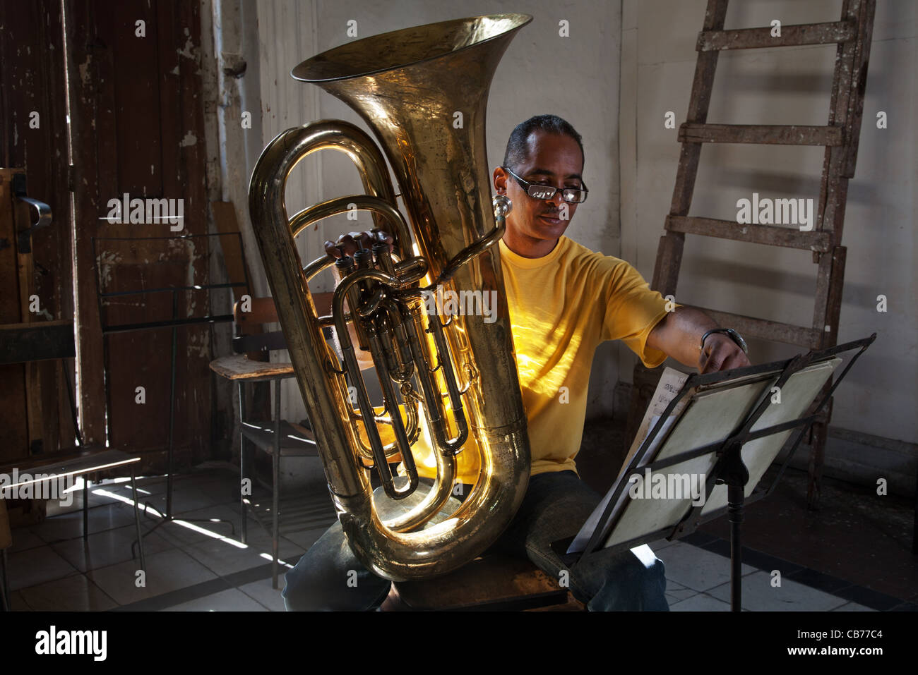 Una tuba player tomando notas en la Asociacion Rosalía de Castro, en La