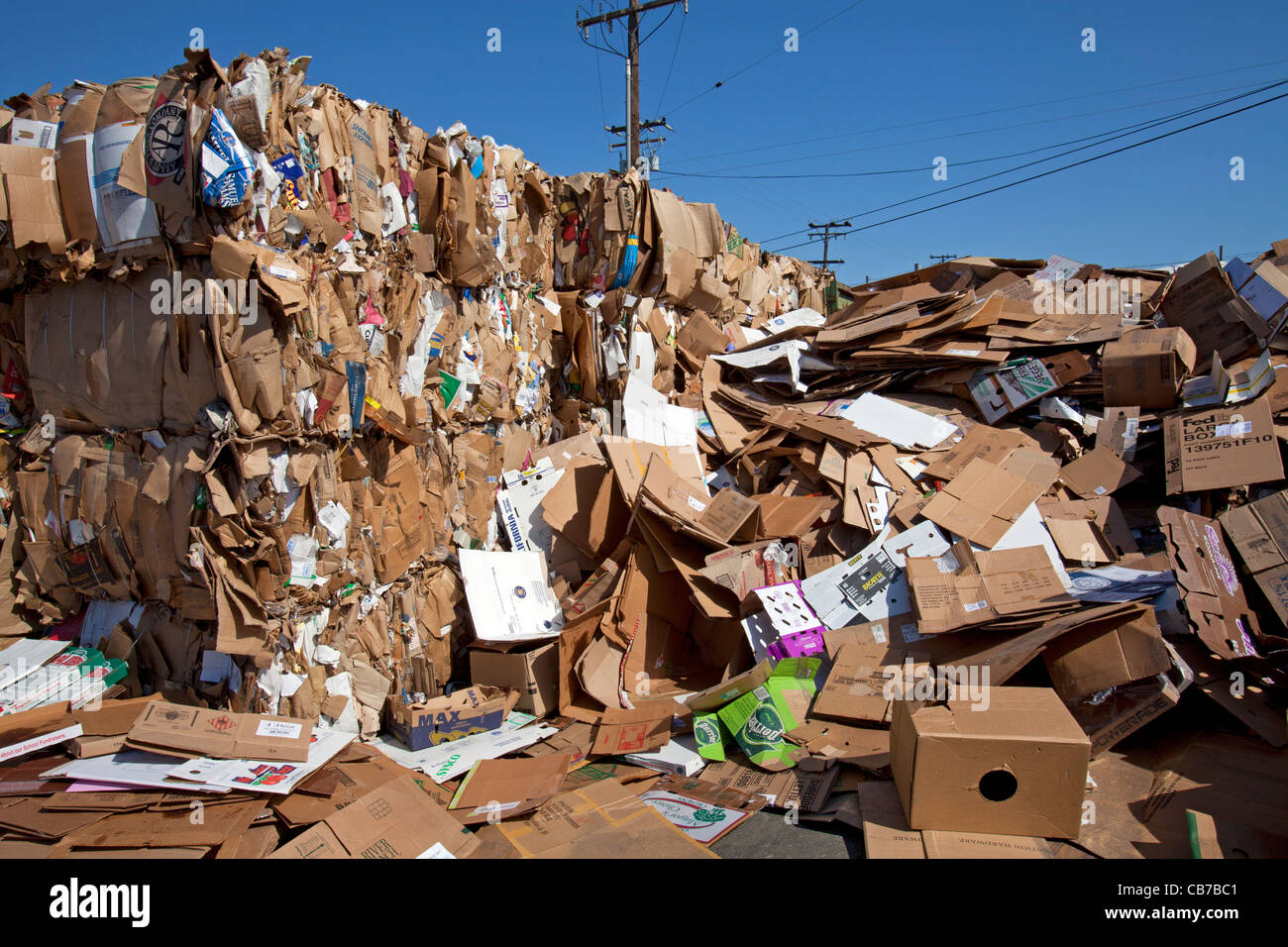 Pilas de cartón. Centro de Reciclaje, Los Ángeles, California, Estados  Unidos Fotografía de stock - Alamy