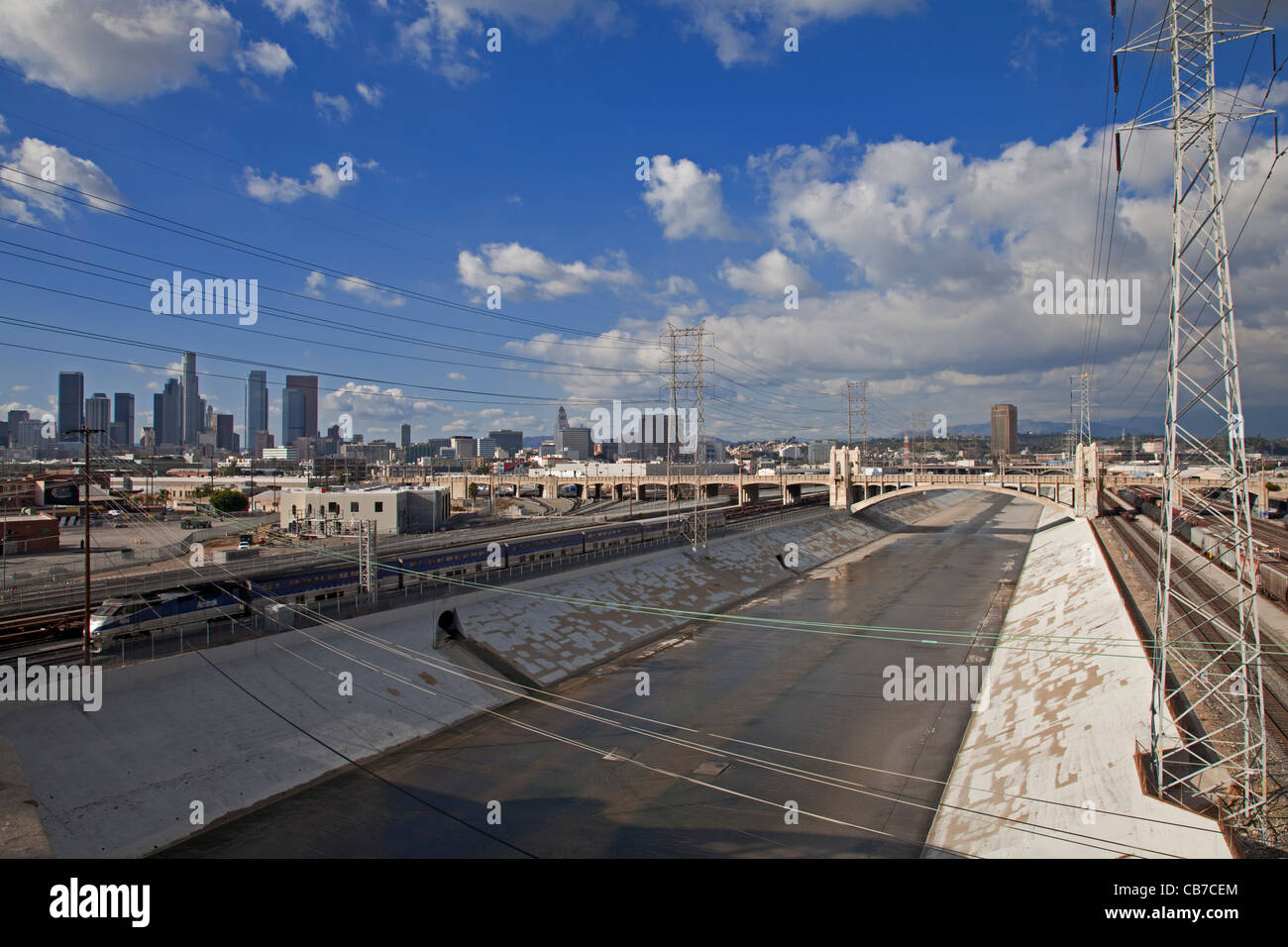4ª calle Puente sobre el río de Los Ángeles, el centro de Los Angeles, California, EE.UU. Foto de stock