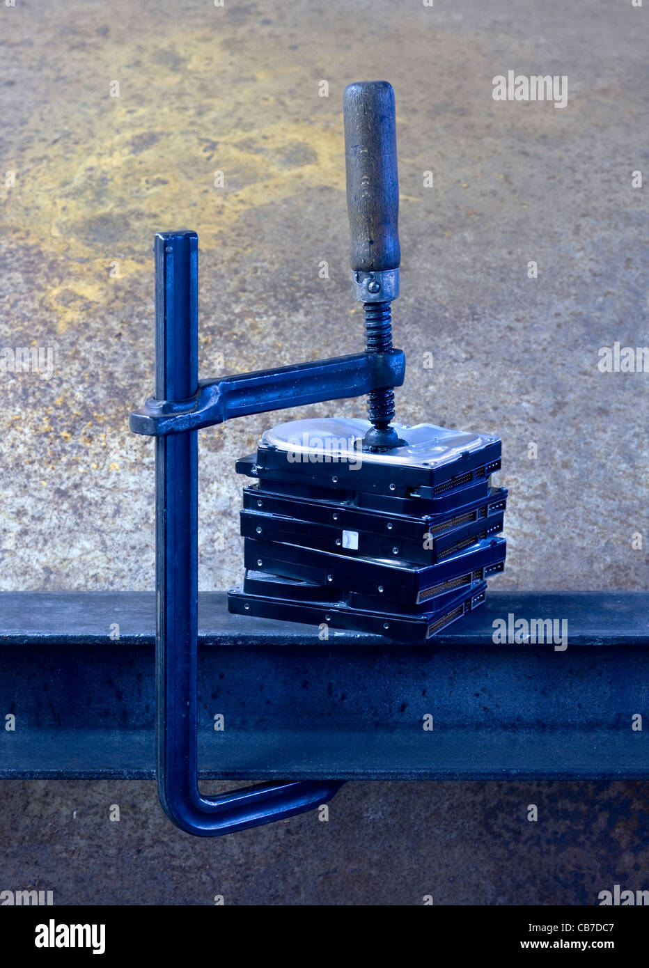 Algunas unidades de disco duro comprimido con un tornillo oxidado clampin,  tonos de azul Fotografía de stock - Alamy