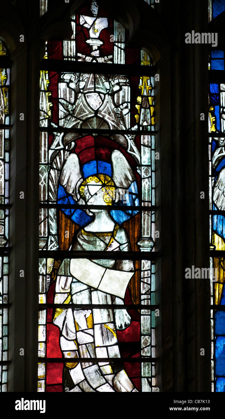 Panel de vidriera de angel, medieval del siglo XIV, una gran ventana de Oriente, la catedral de Gloucester, Gloucestershire, Inglaterra, Reino Unido, Uni Foto de stock