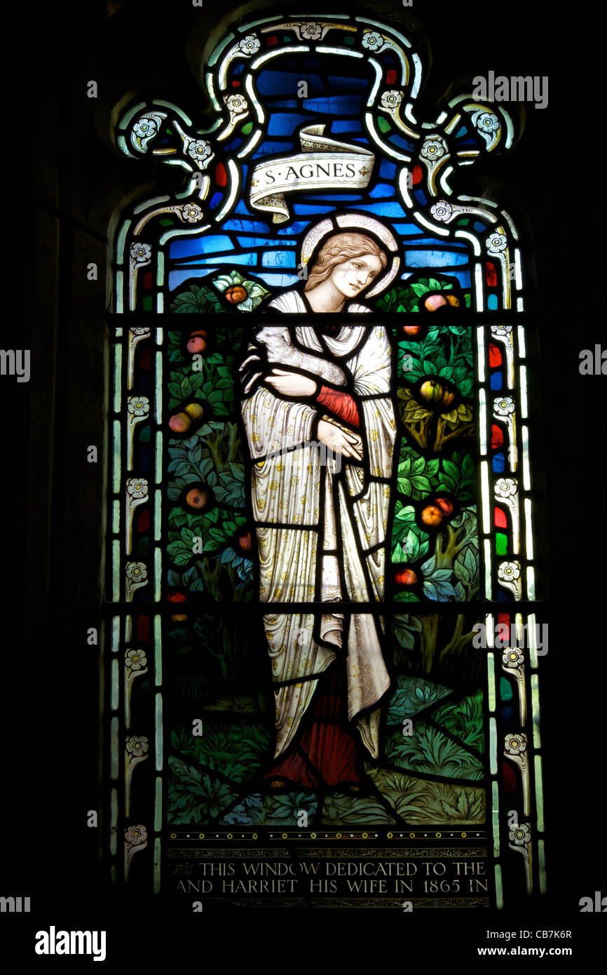 Vidriera de Santa Inés, por Stephen Coyne, Morris & Co, 1924, los claustros, la catedral de Gloucester, Gloucestershire, Reino Unido Foto de stock