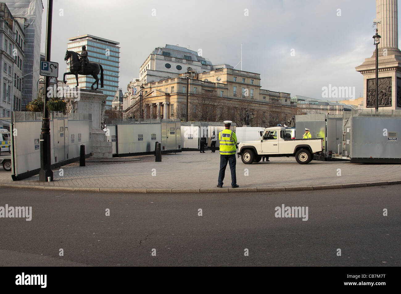 La policía puso barricadas alrededor de Trafalgar Square durante un golpeando los trabajadores del sector público. Foto de stock