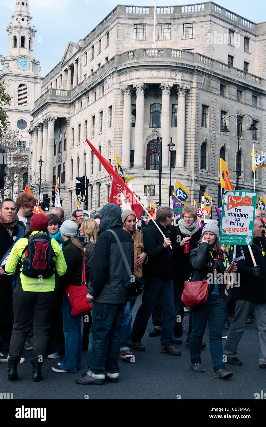 Los trabajadores del sector público de marzo a través de Londres en protesta contra los cambios de pensiones propuesta. Foto de stock