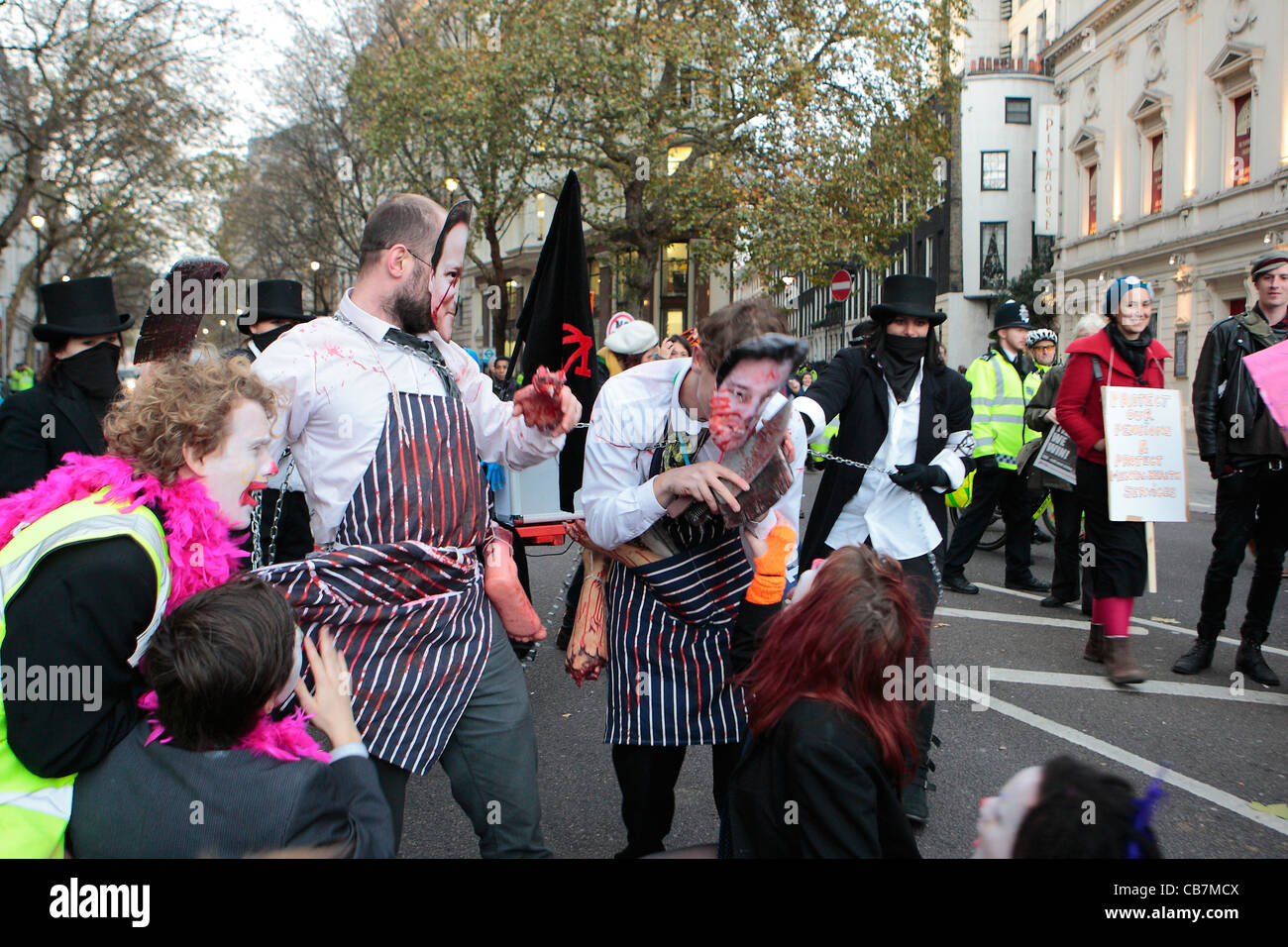 David Cameron y Nick Clegg máscara de usar los manifestantes durante las protestas del día de huelga en el sector público en Londres Foto de stock