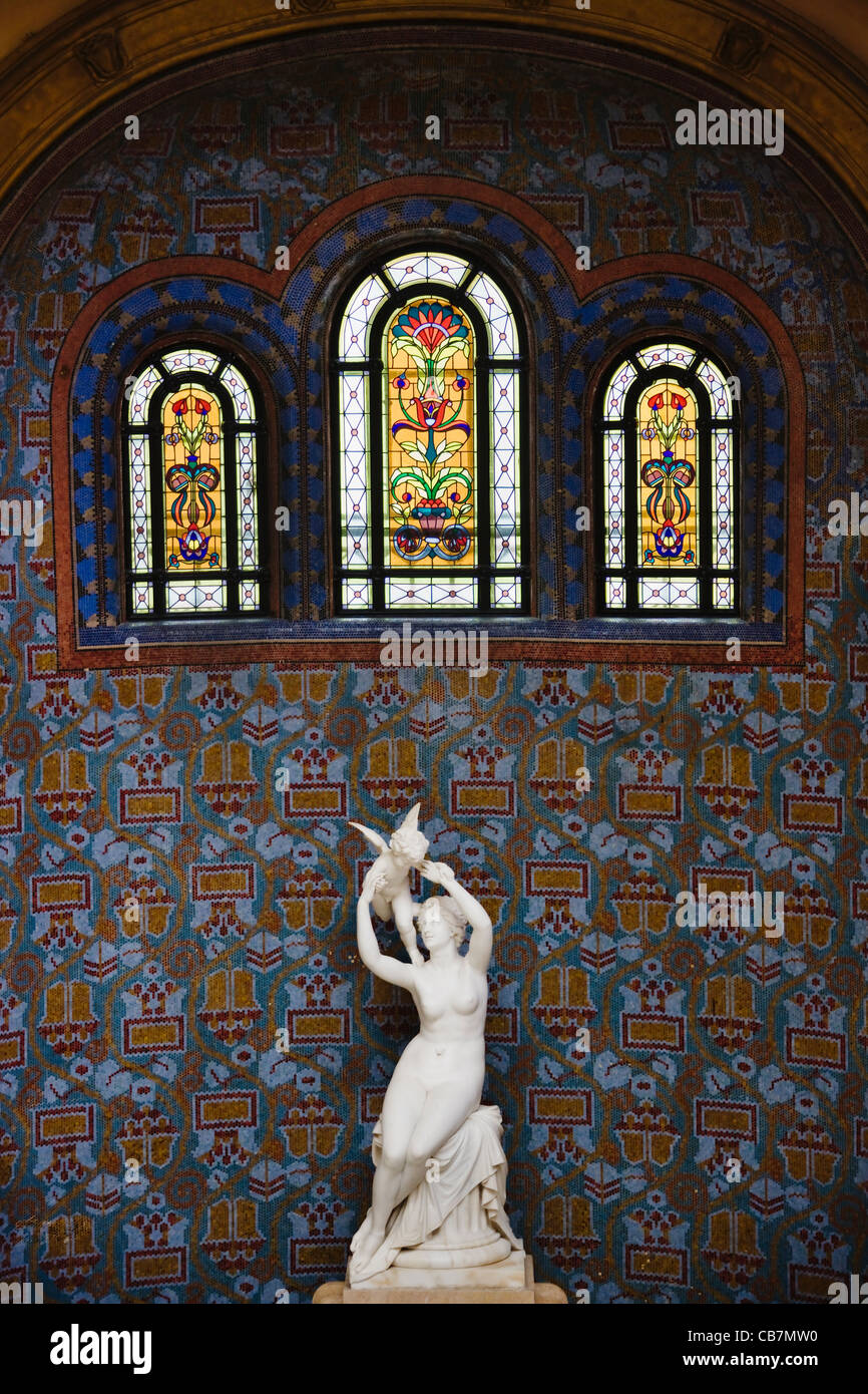 Estatua y vidriera dentro del baño Gellért, en Budapest, Hungría Foto de stock