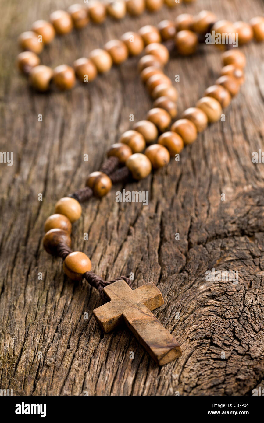 El rosario de madera sobre el fondo antiguo de madera Fotografía de stock -  Alamy