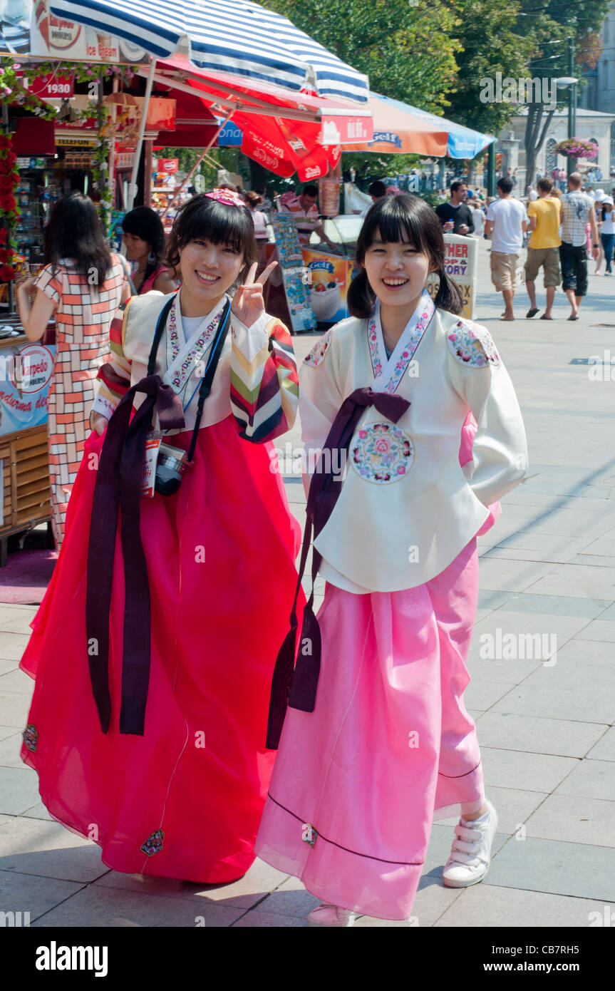 Chicas coreanas en traje visto en Estambul, Turquía Fotografía de stock - Alamy