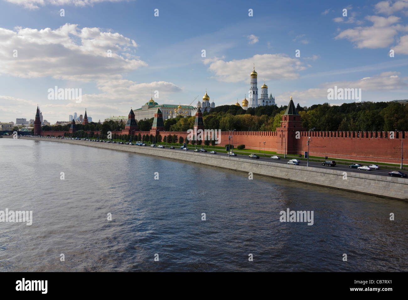 Kremlin y pared roja a lo largo del río Moscú, Moscú, Rusia Foto de stock