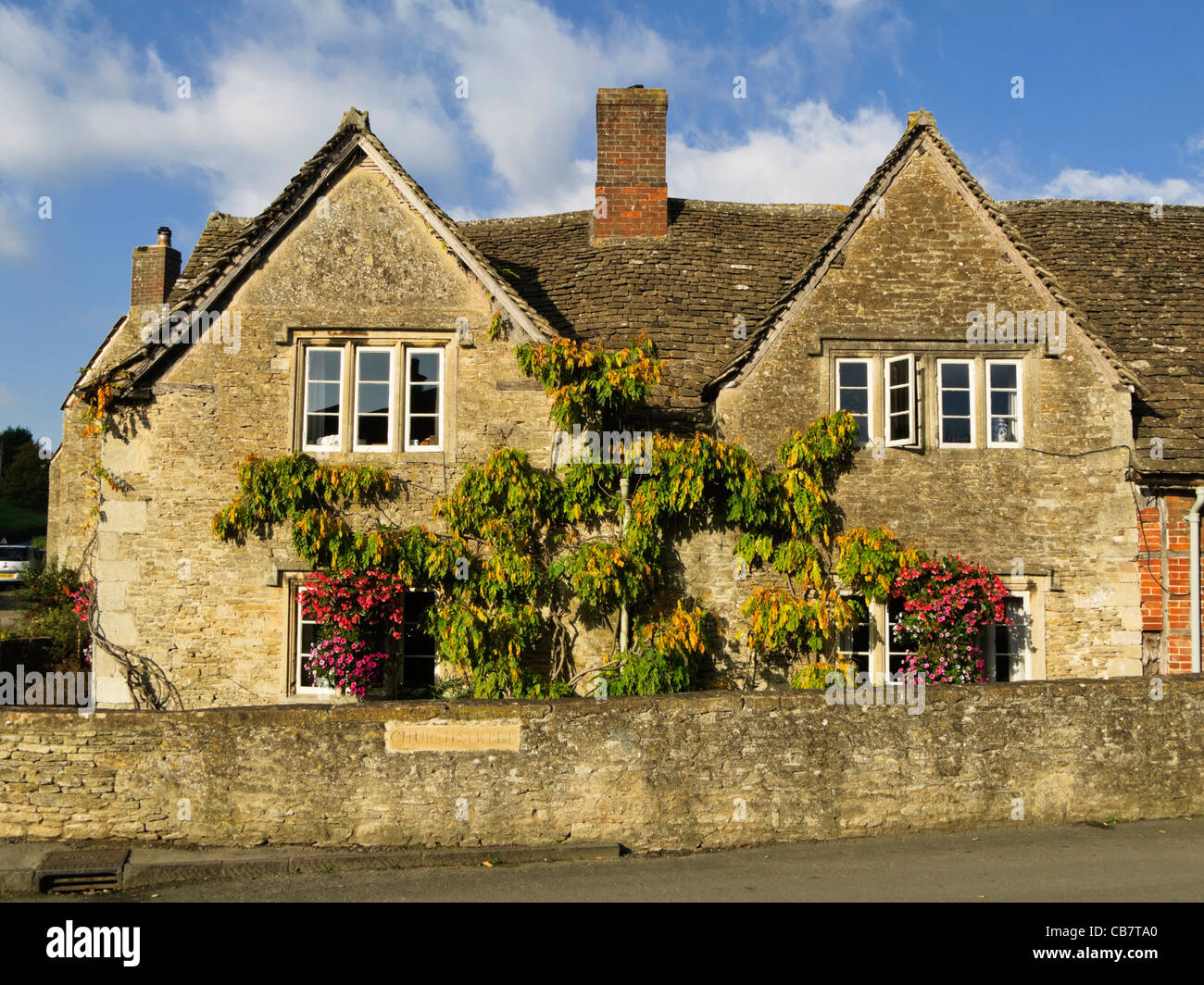 Antigua casa UK en Lacock, Wiltshire, Inglaterra Foto de stock