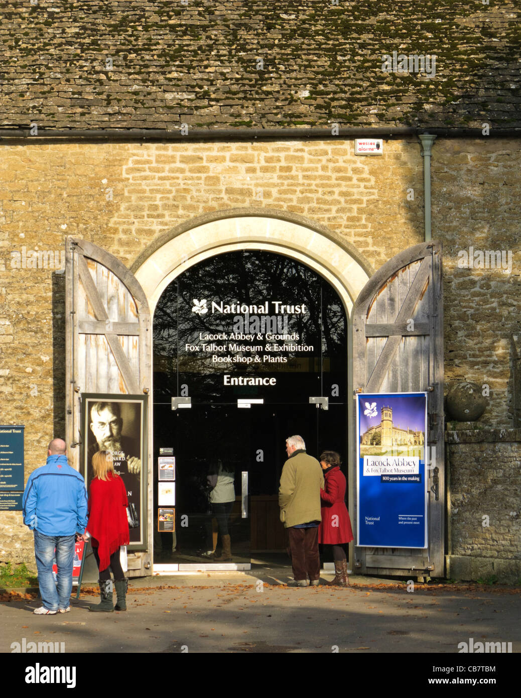 Entrada a Lacock Abbey y el Fox Talbot Museum en Lacock Village, Wiltshire, Inglaterra, Reino Unido. Foto de stock