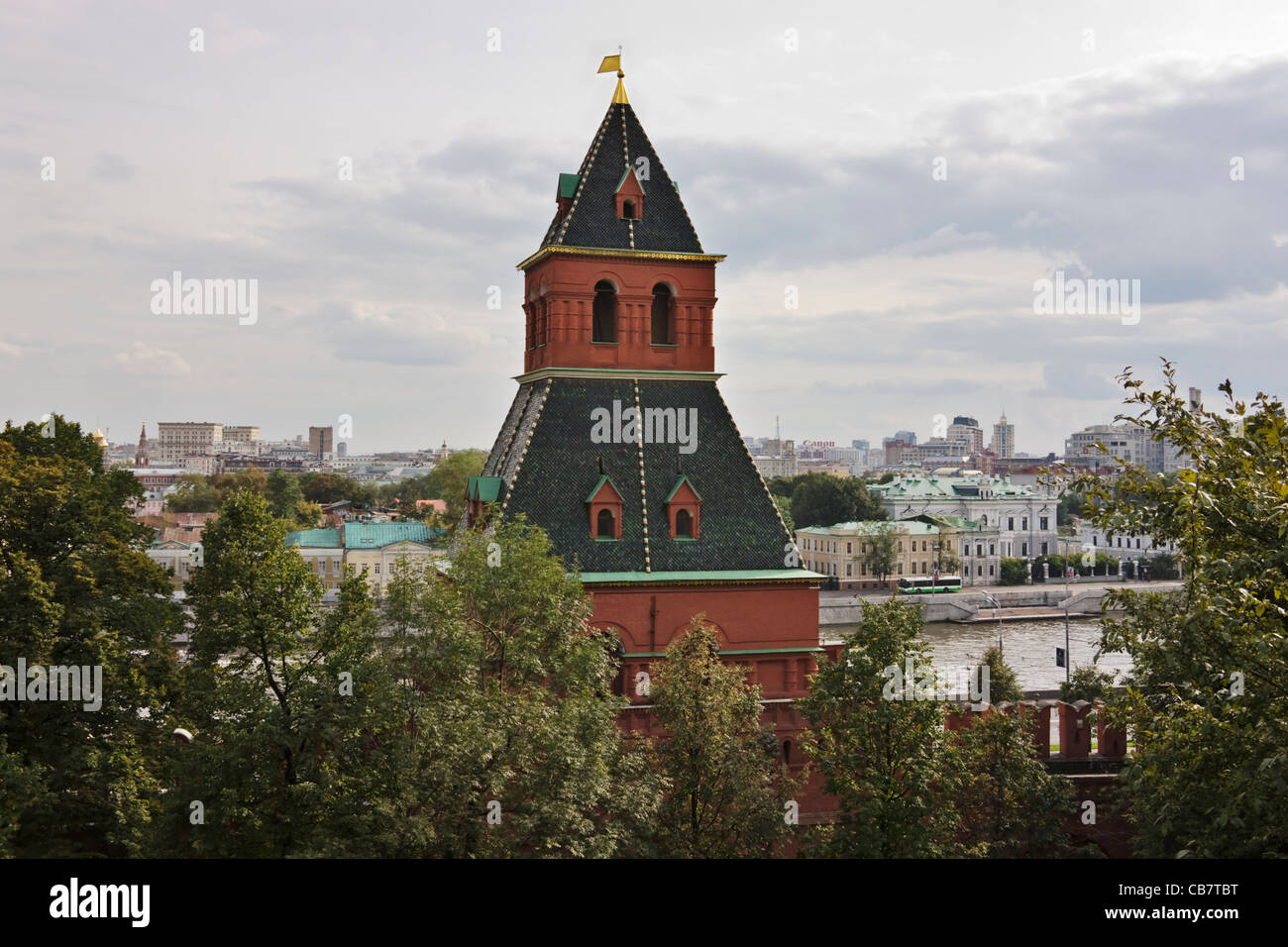 Torre en rojo rodeando la pared del Kremlin, Moscú, Rusia Foto de stock