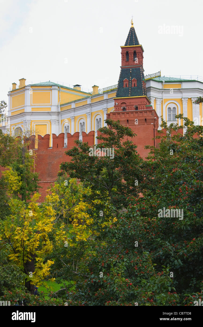 El Senado y la pared roja adjuntando el Kremlin en la Plaza Roja, Moscú, Rusia Foto de stock