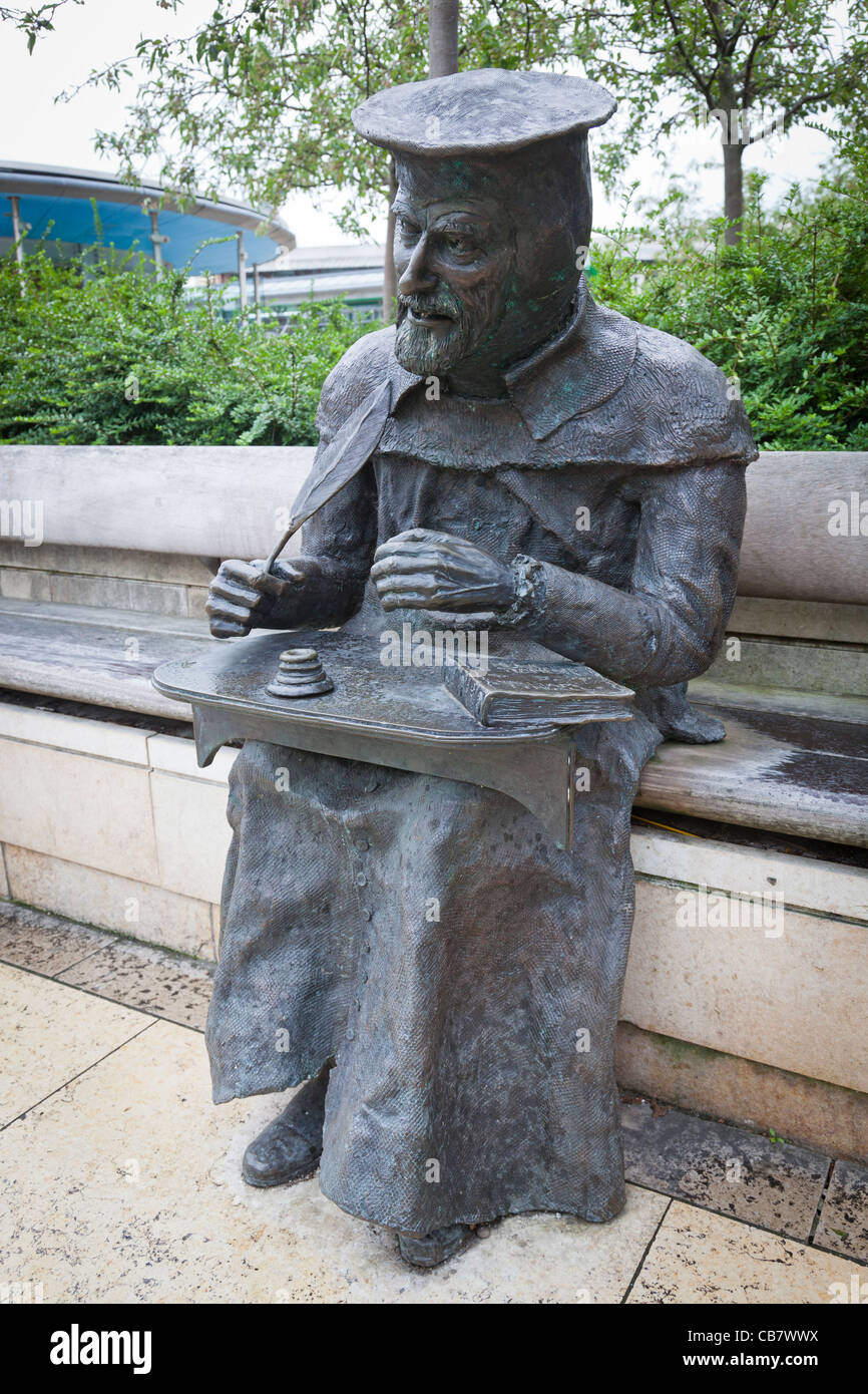 Estatua de William Tyndale, primer traductor de la Biblia al inglés