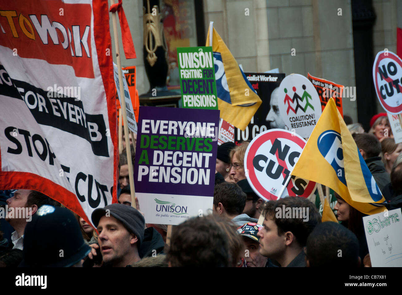 Un día de huelga contra los recortes de pensiones de los trabajadores del sector público. Marzo con pancartas y carteles Foto de stock