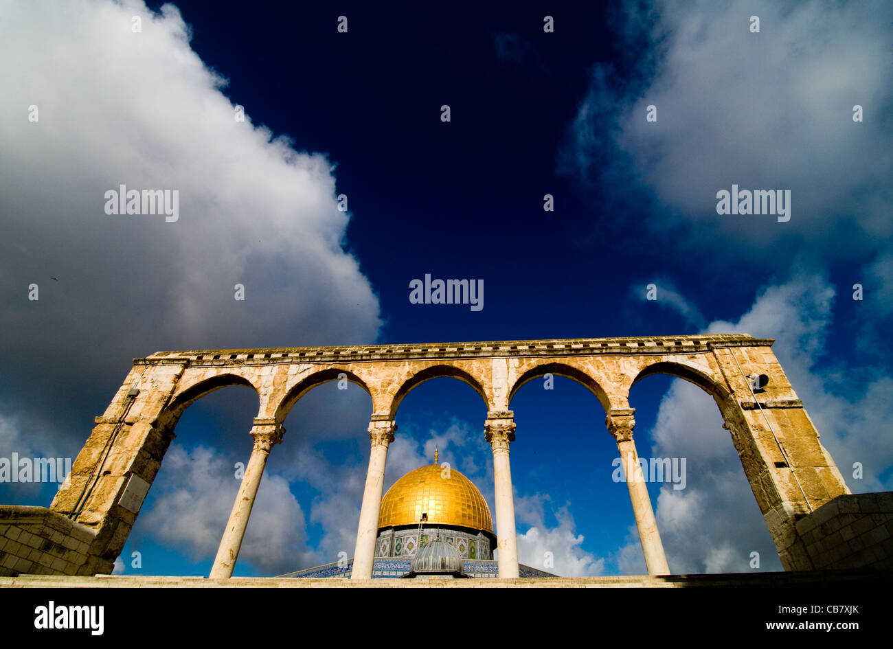 La cúpula de la roca en la cima del Monte del Templo en la ciudad vieja de Jerusalén. Foto de stock