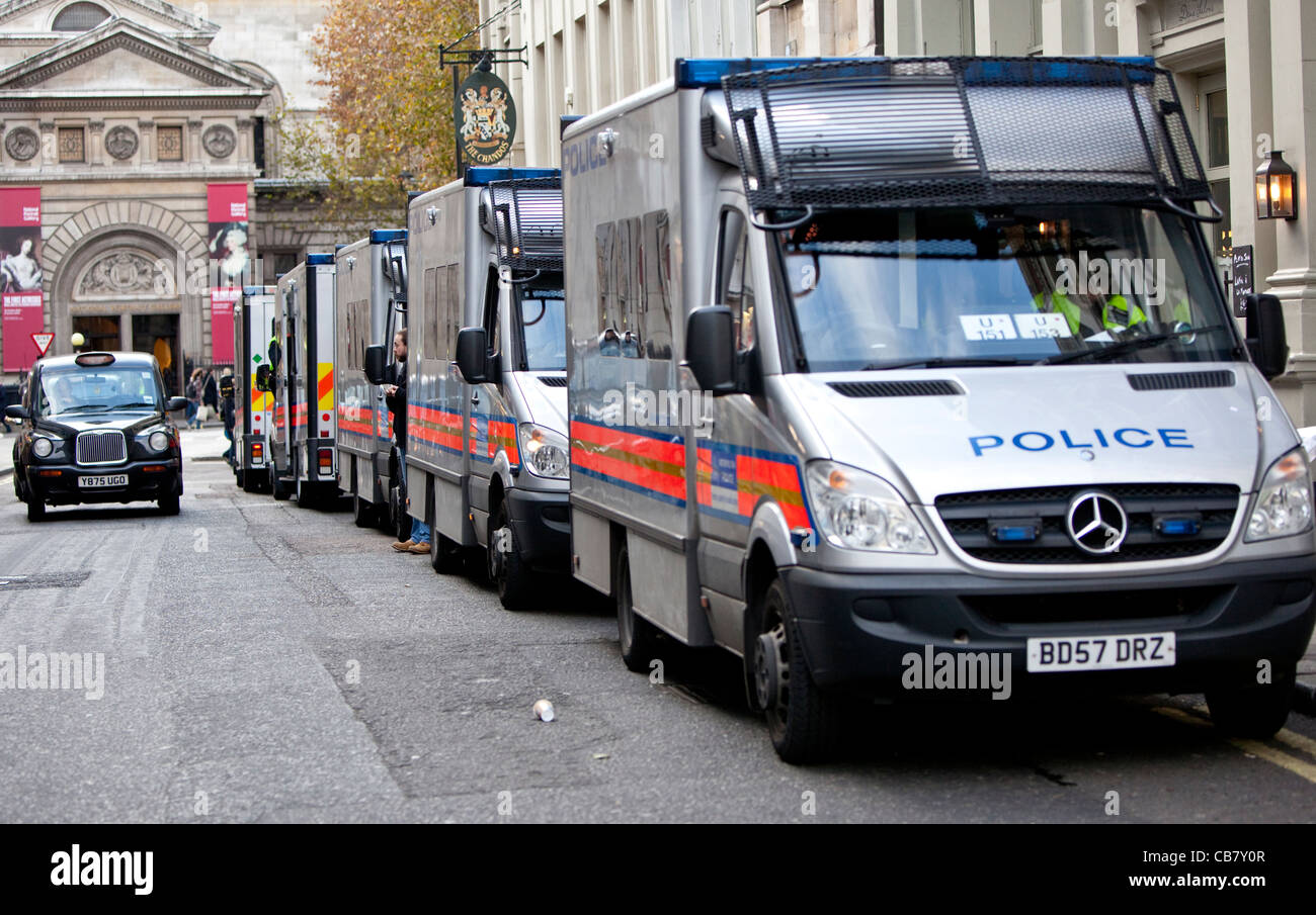 Fila de camionetas de la policía metropolitana en la huelga del sector público (los sindicatos), Londres, Inglaterra, Reino Unido, 2011 GB Foto de stock